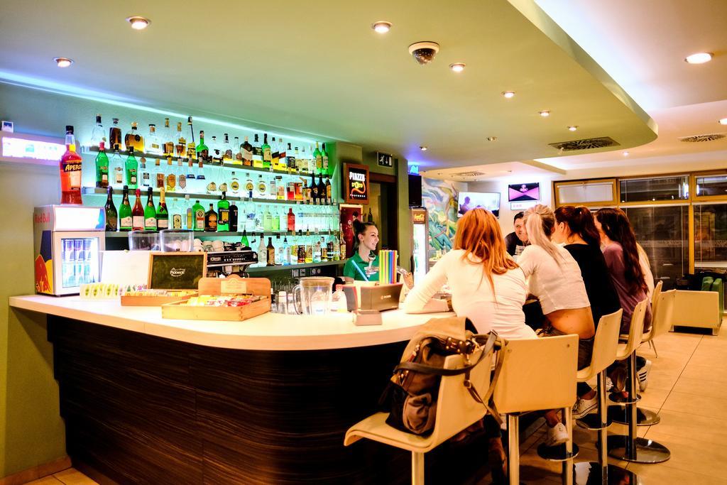 ניטרה Hotel Deluxe With Free Wellness And Fitness Centrum מראה חיצוני תמונה